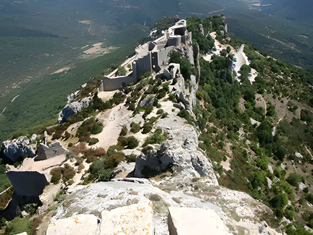 Château de Peyrepertuse : Citadelle Cathare en Corbières Ruines de la citadelle de Peyrepertuse sur une crête escarpée, panorama sur les montagnes et vallées des Corbières.
